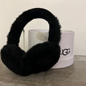 Ugg earmuffs in black soft sheepskin.